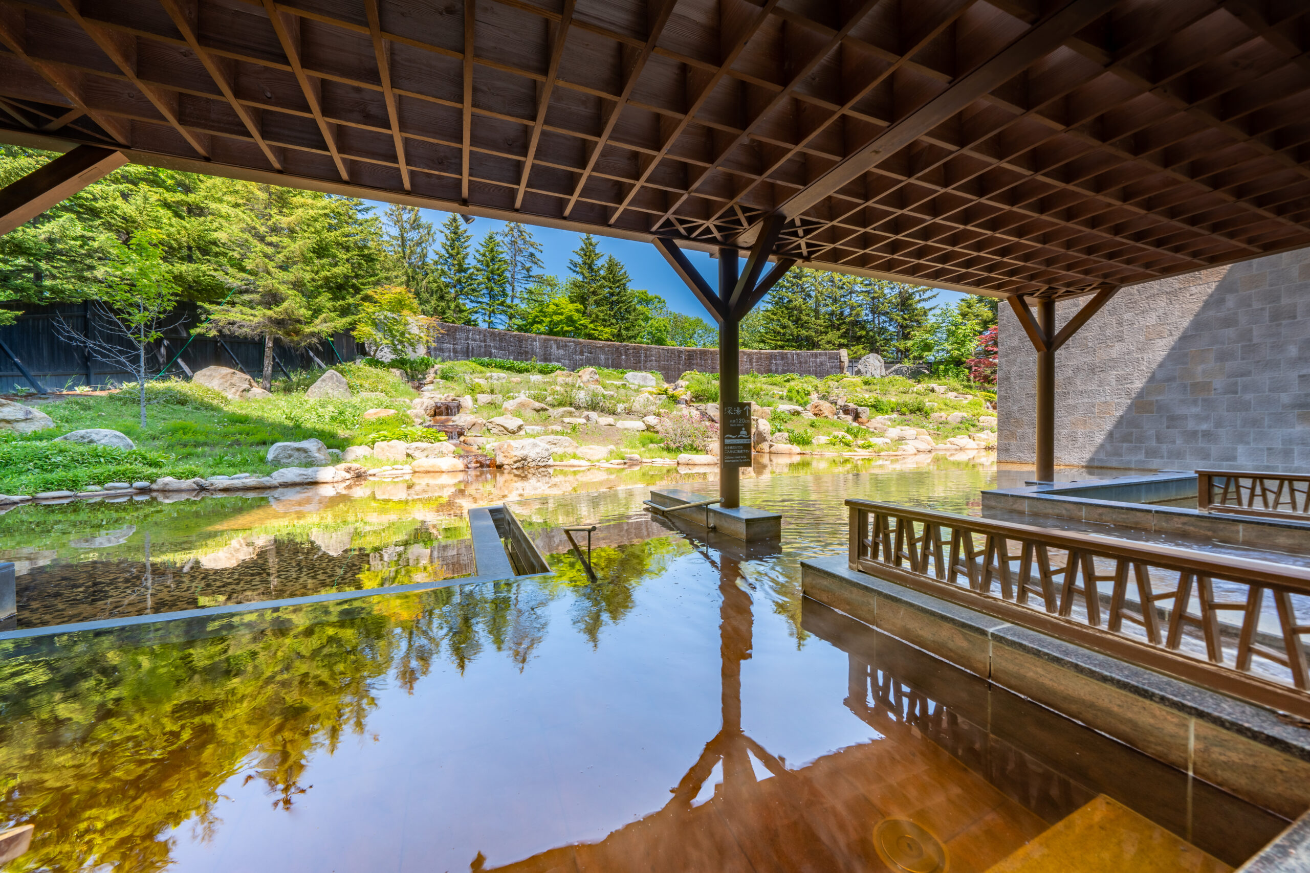 大浴場湯楽露天風呂「森の清流滝壺の湯」